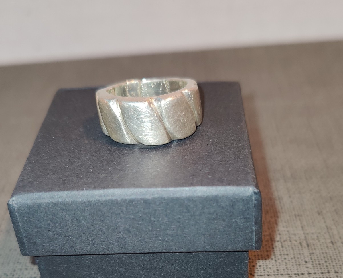 925 Ring Silver Slanted Curved Lines Band Size 7  Marked Mexico Inside