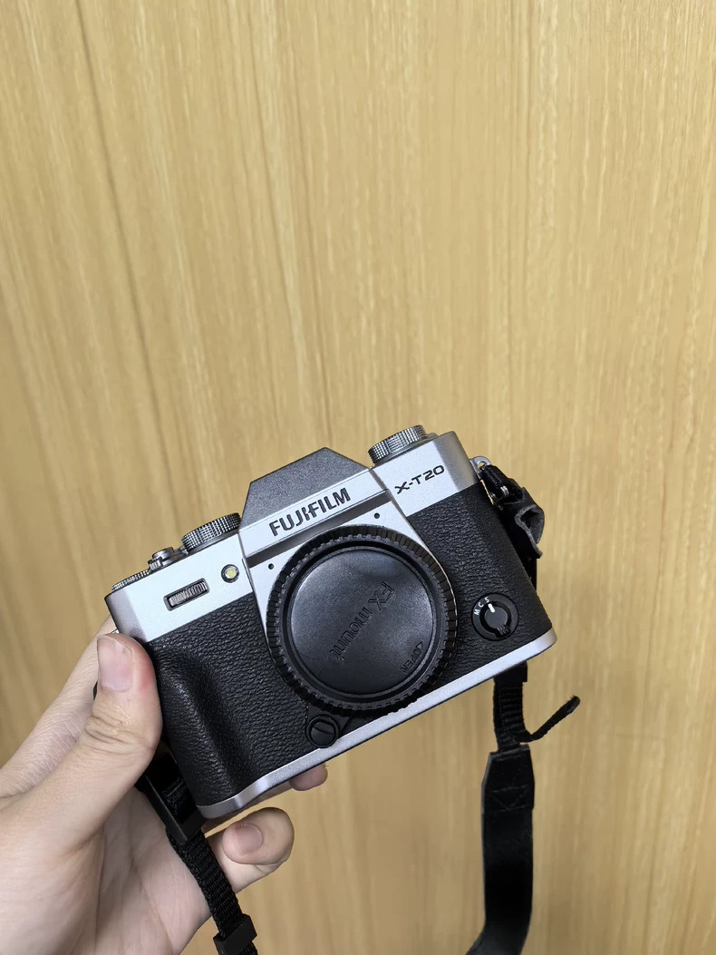 Good Condition Fujifilm X Series XT20 12.0MP Digital Camera Silver Body Only