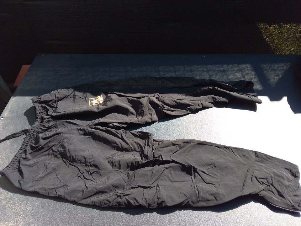 US ARMY ISSUED BLACK TRAINING WORKOUT PANTS. SIZE LARGE-REGULAR NEW CONDITION.