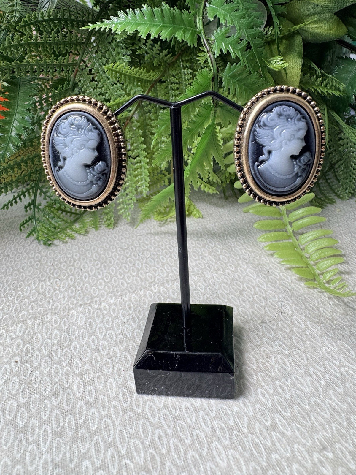 Vintage Cameo Oval Clip-On Earrings Blue Gold White Fashion Jewelry