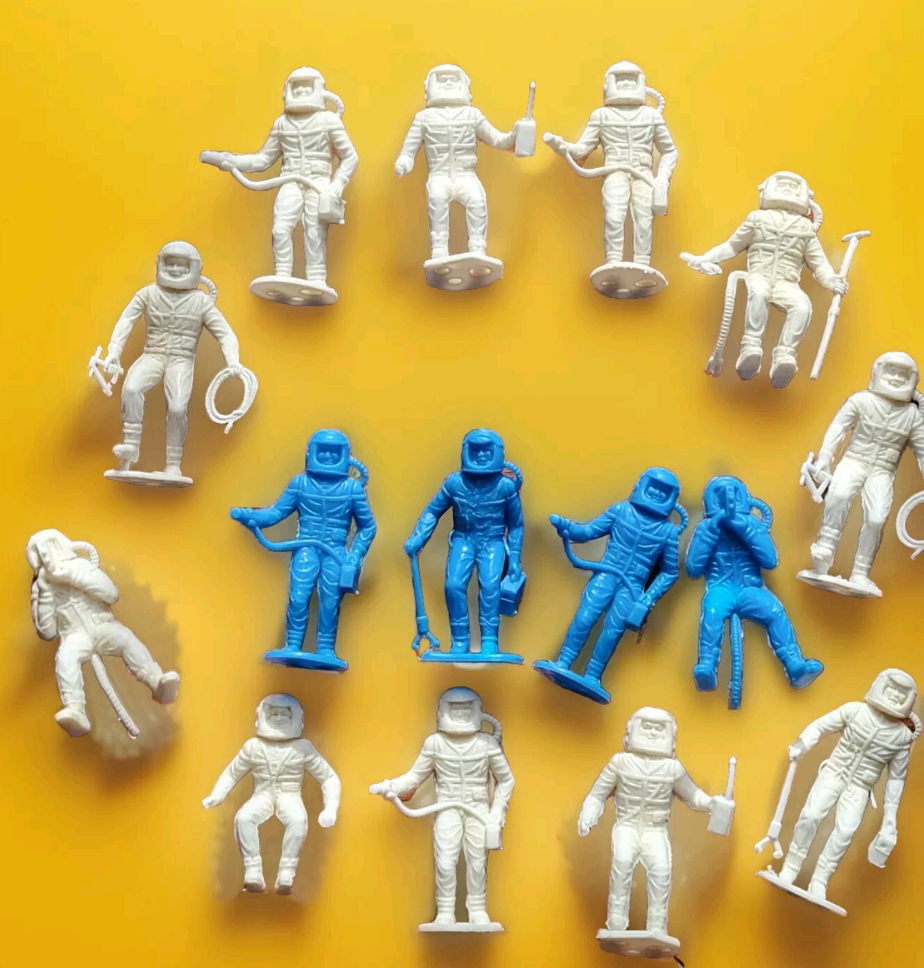 15x 1960s MPC Plastic NASA Space Men Astronaut 2" Plastic Figures White & Blue