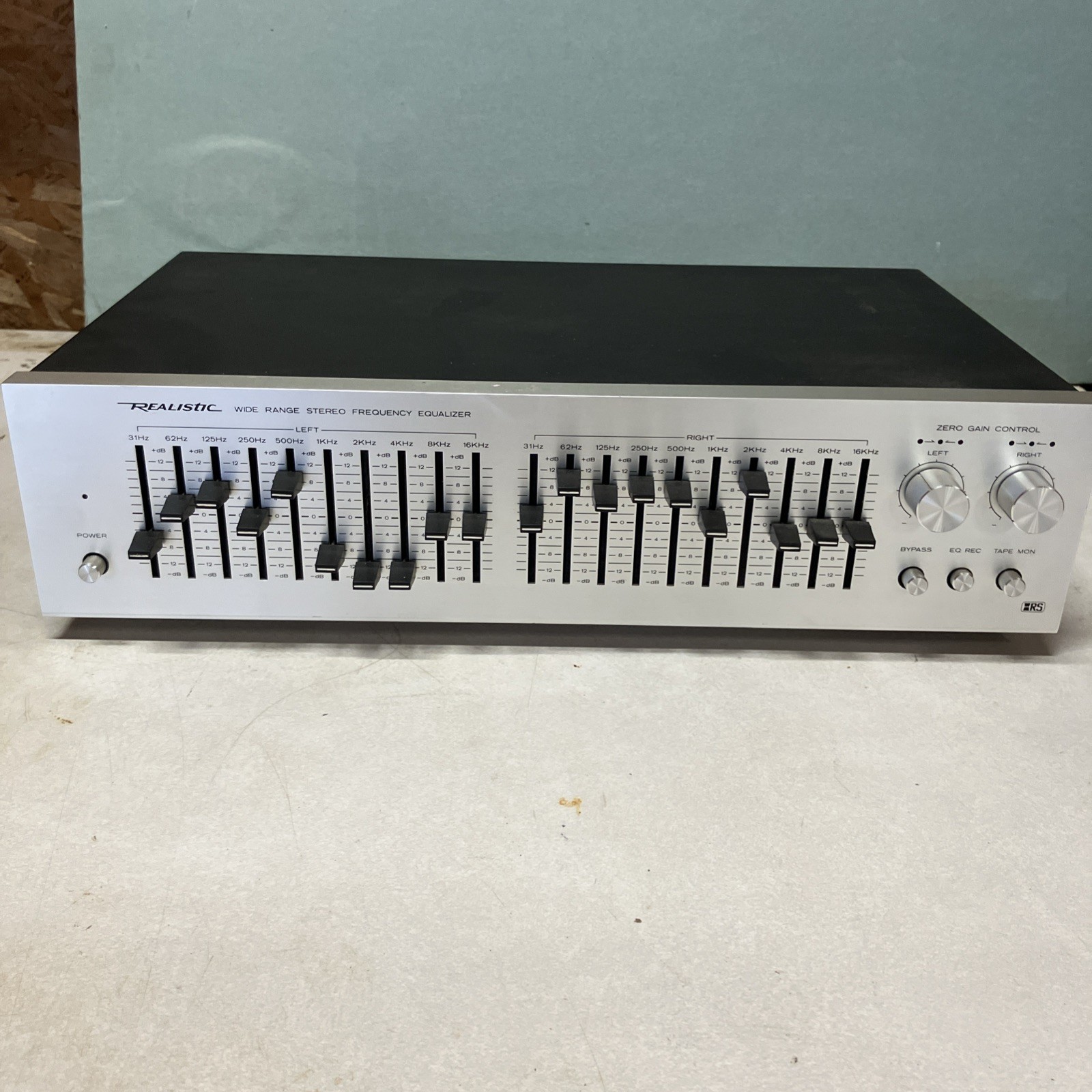 Realistic 31-2000A Stereo Graphic Equalizer Front Panel Silver Faceplate Tested