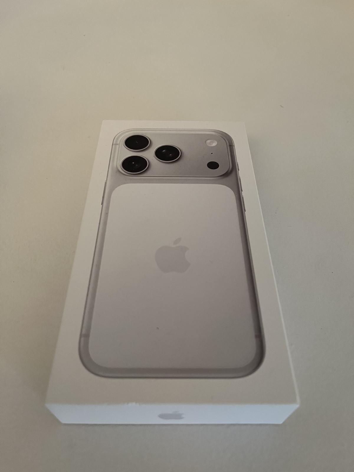 Apple iPhone 17 Pro 256GB Silver Dual Physical SIM A3524 UNLOCKED * NEW SEALED *