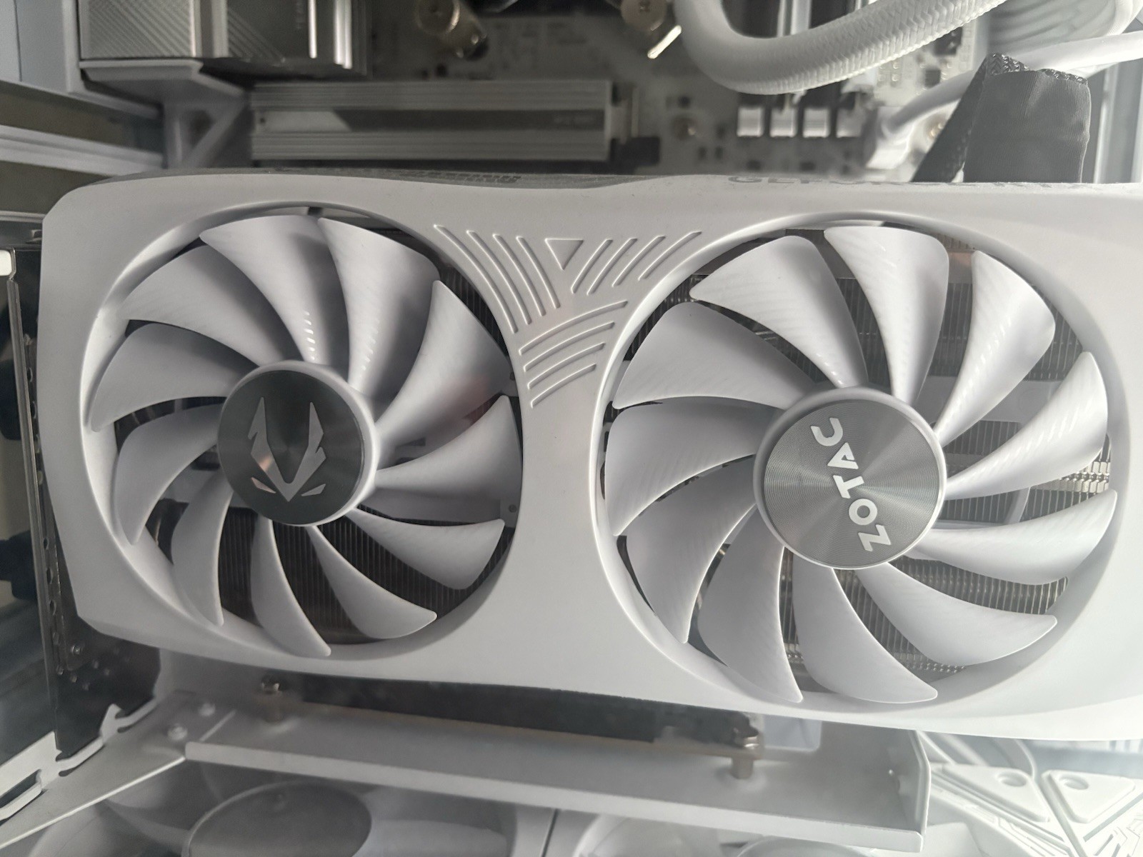 ZOTAC GeForce RTX 4070 Super Twin Edge White  12GB OC GDDR6X 192-bit RGB DLSS 3