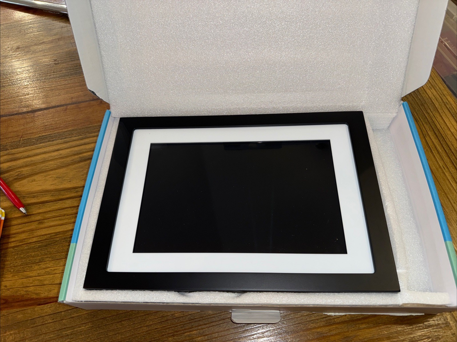 Skylight WIFI Digital Picture Frame - 10 inch - Touchscreen Display - New!