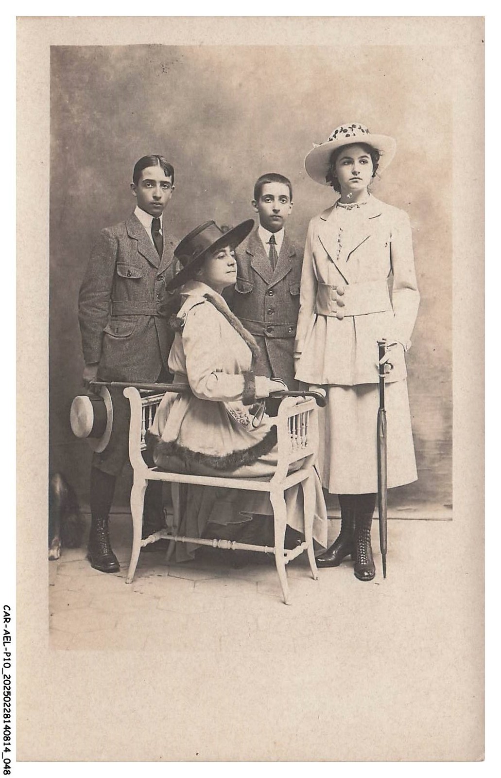 CAR-AELP10-0585 - Women - Portrait Photo Card Of Young Men And Women