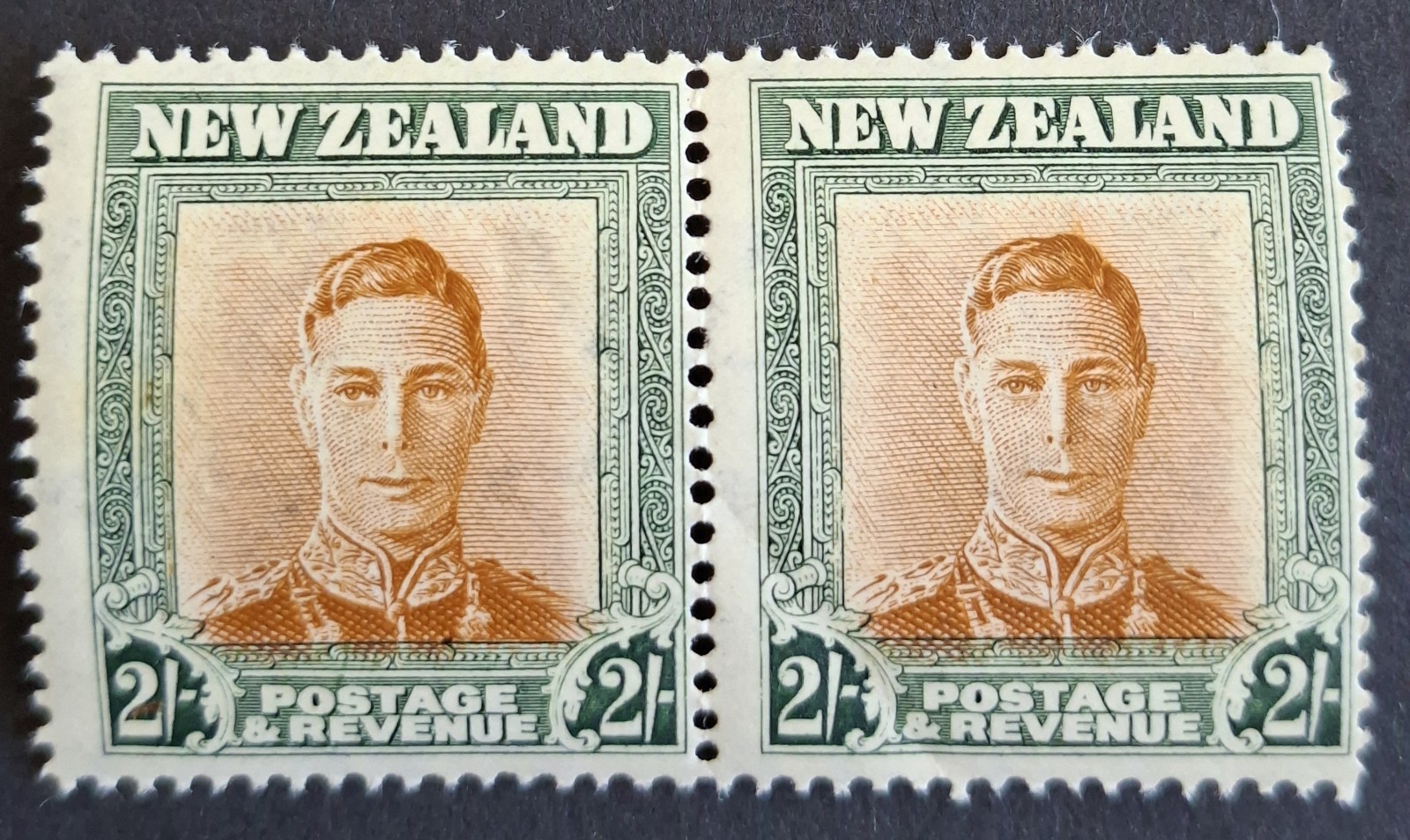 New Zealand 1938 King George Vl - 2/- GREEN / BROWN PAIR- VERY LIGHT TONING
