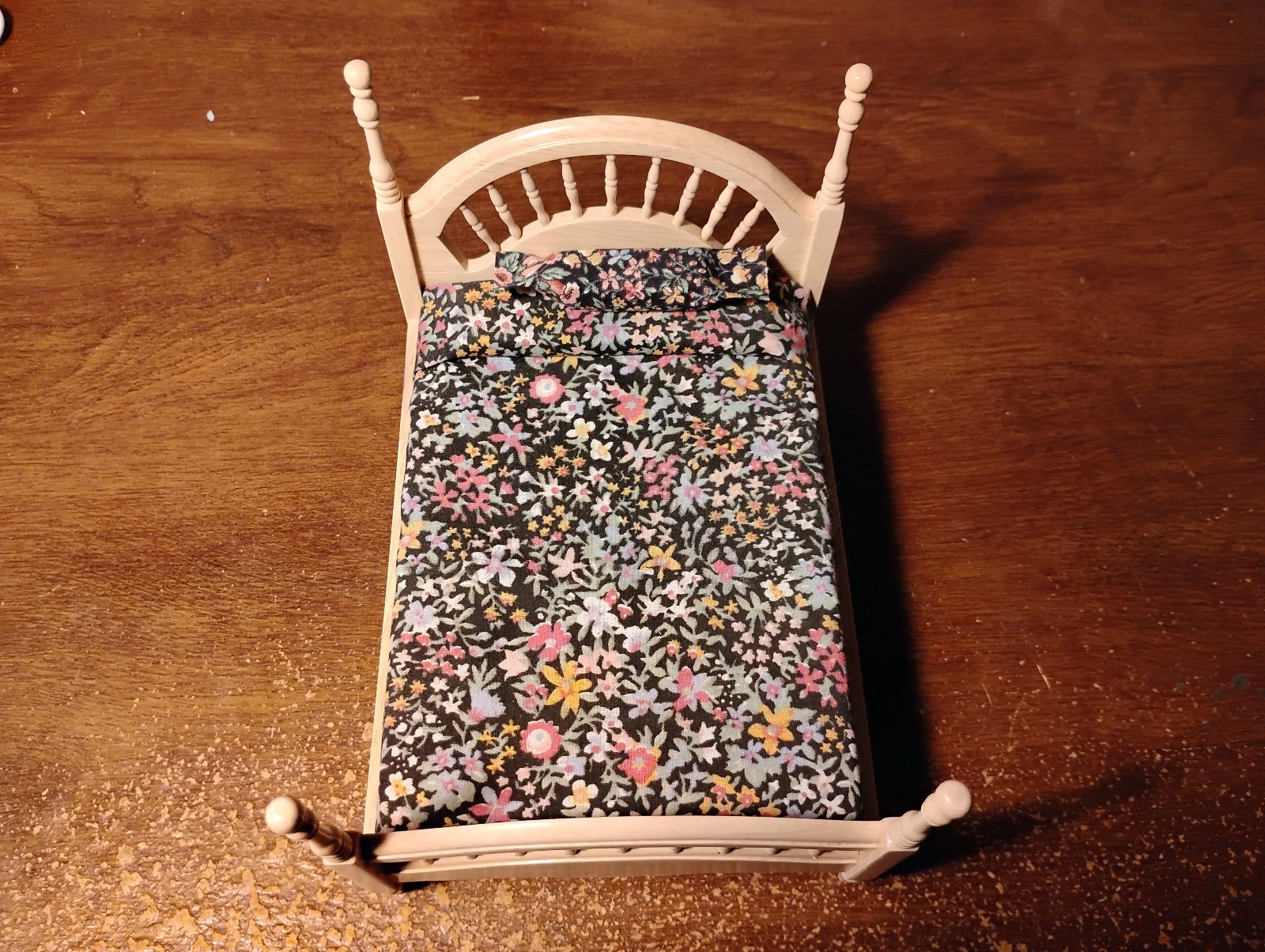 dollhouse miniature 1:12 wooden oak spindle bed with floral mattress
