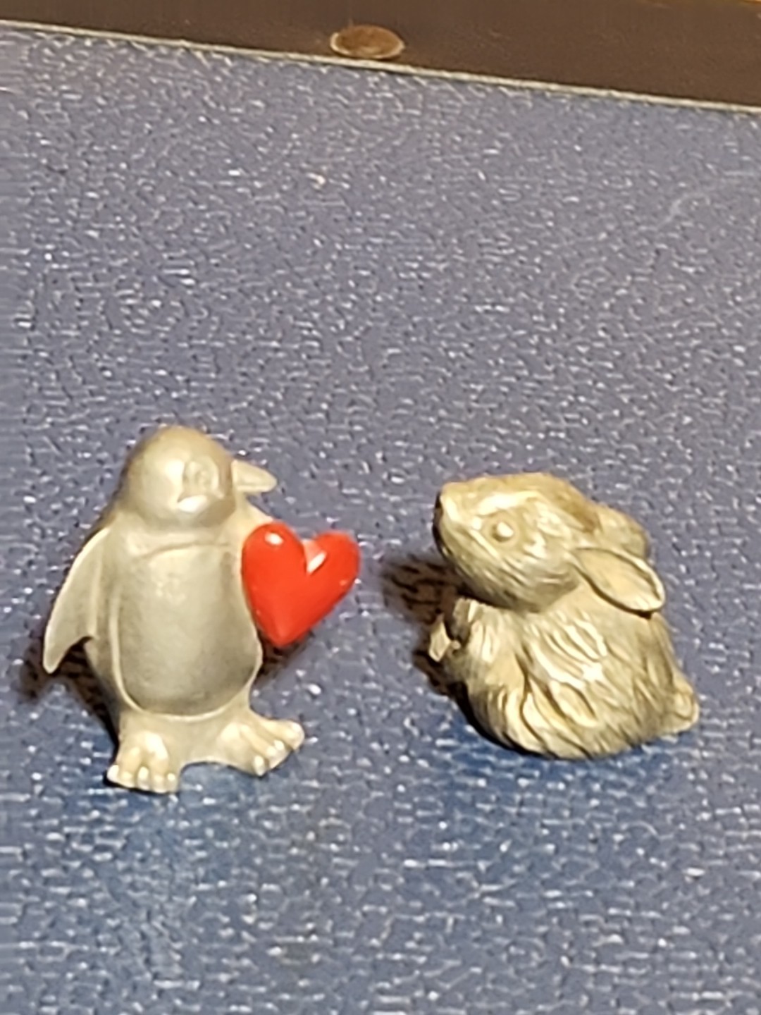 VTG Spoontiques 1985 Peguin  Red Heart Figurine And a rabbit, 1 1/8" T Silver 