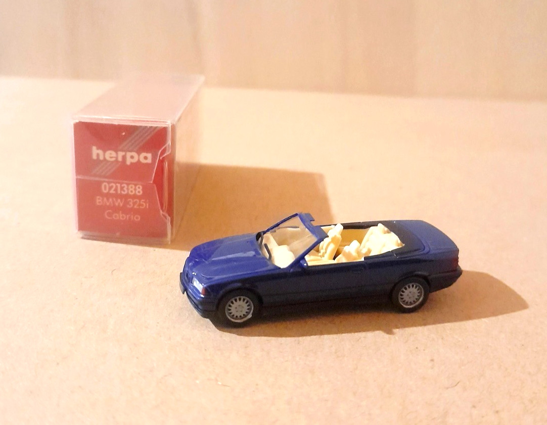 1/87 BMW 325i Convertible, metallic blue - Herpa 021388 - in original box