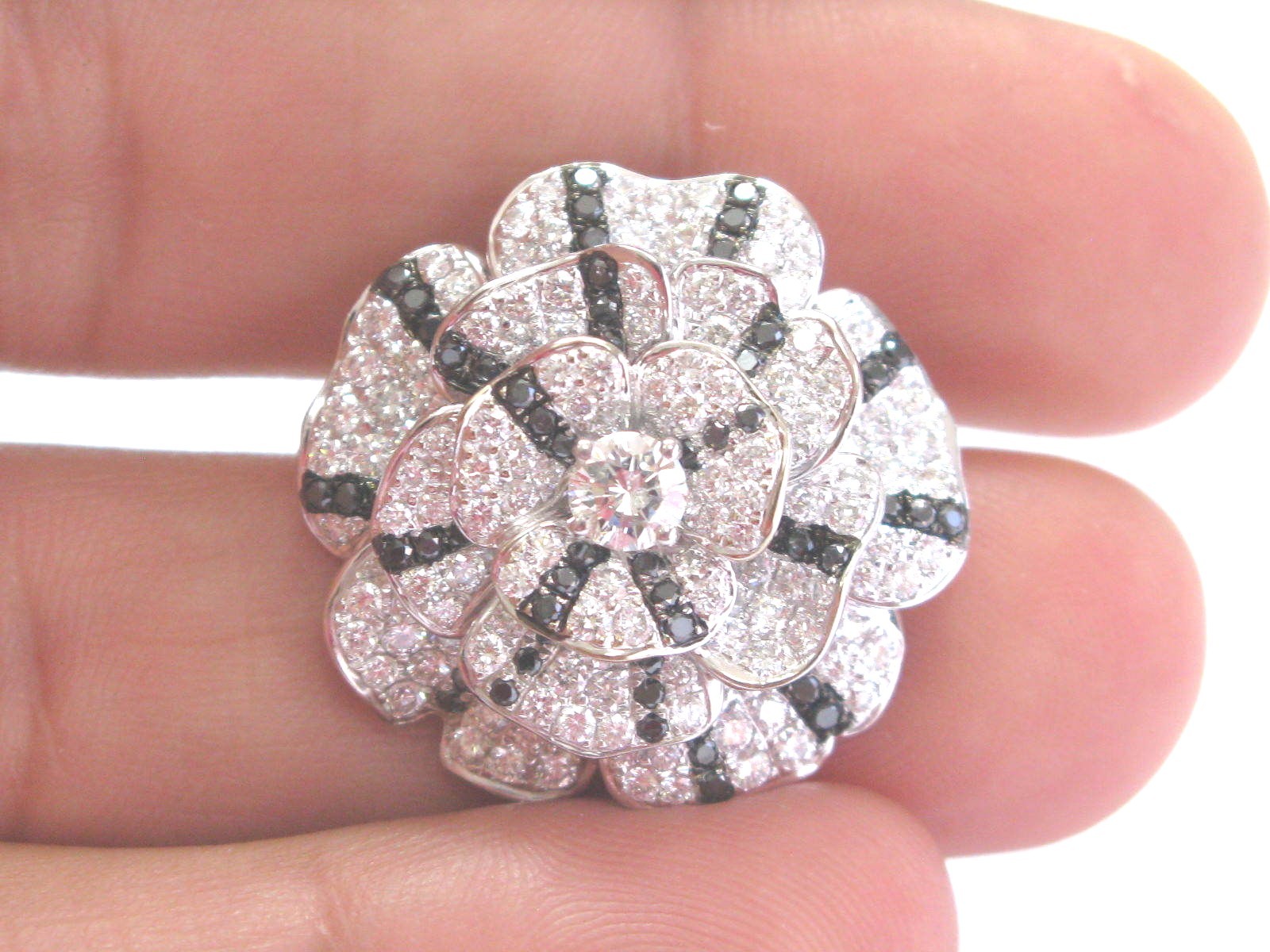 18Kt Black & White NATURAL Diamond Solid White Gold Flower Pendant 26mm 3.38Ct