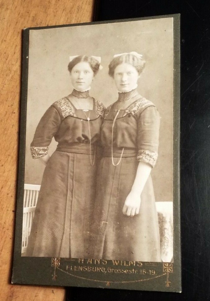 2 standing young women/CDV Hans Wilms Flensburg