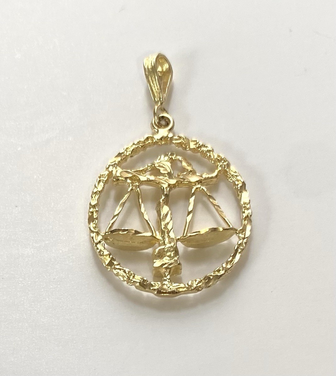 14k Yellow Gold Scales Pendant 3g Signed DZ 