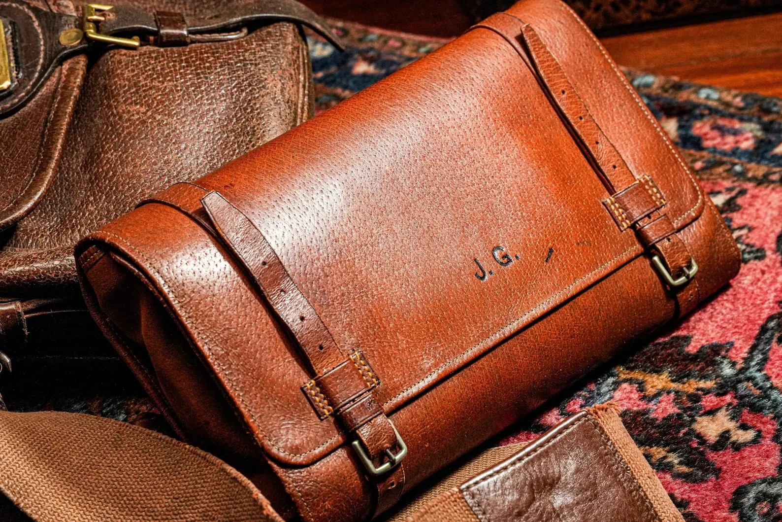 Stately English Antique Leather Suede Travel Grooming Toiletry Case Prop Decor