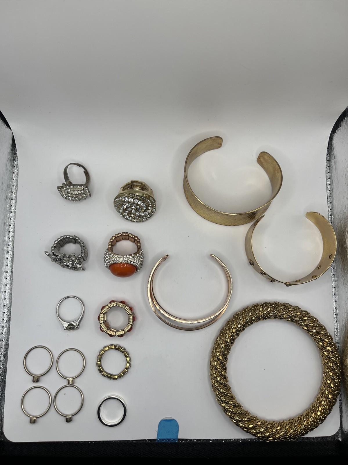 LOT OF WOMENS COSTUME JEWELRY GOLD PLATED 12 Rings 4 Bracelets