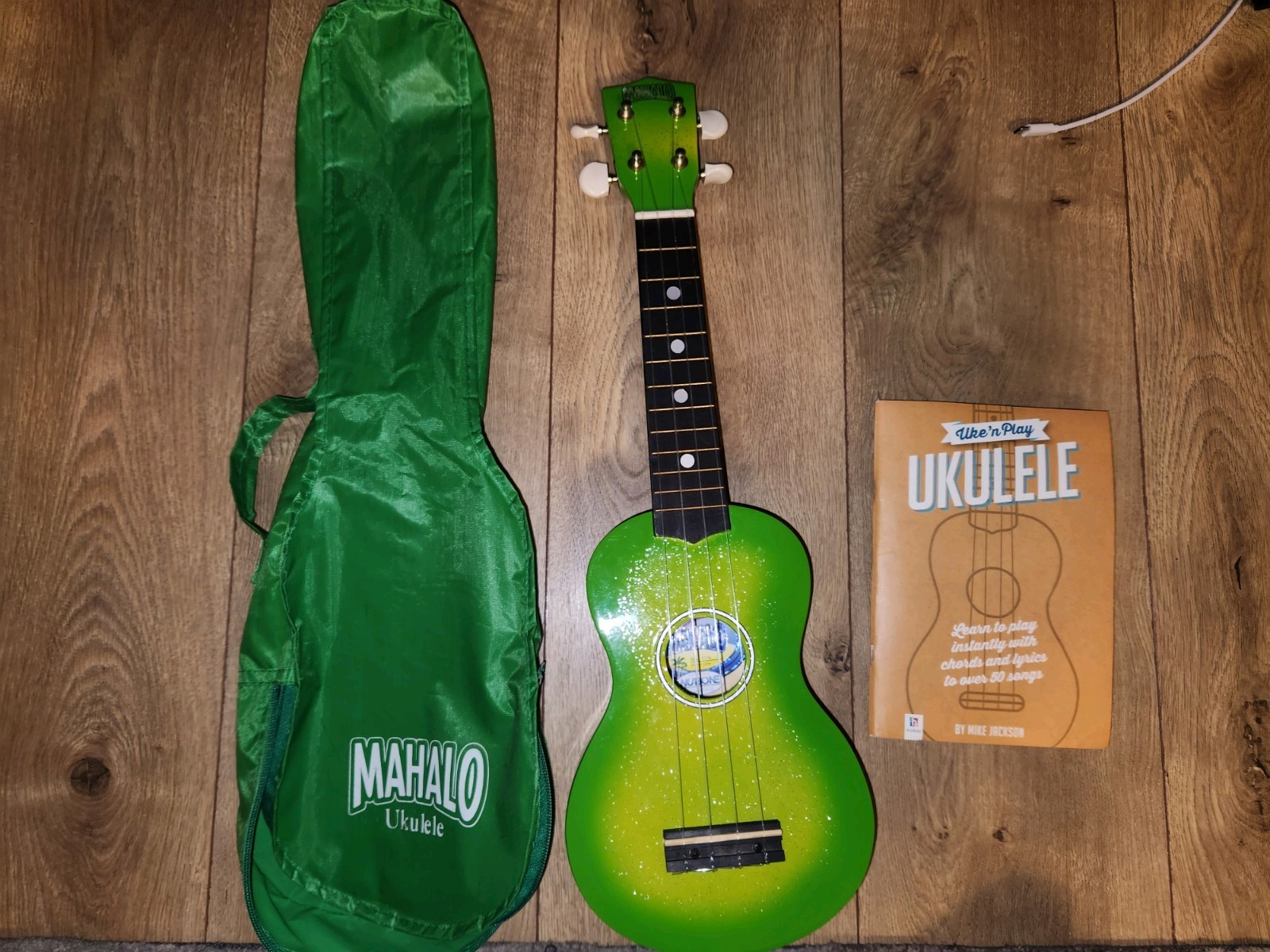 Mahalo Rainbow Series Soprano Ukulele Green With Bag and Book