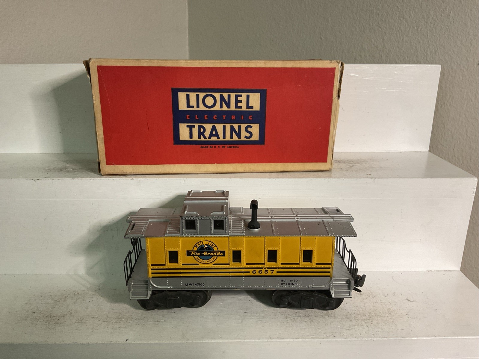 LIONEL POSTWAR 6657 RIO GRANDE CABOOSE W/ORIGINAL BOX 