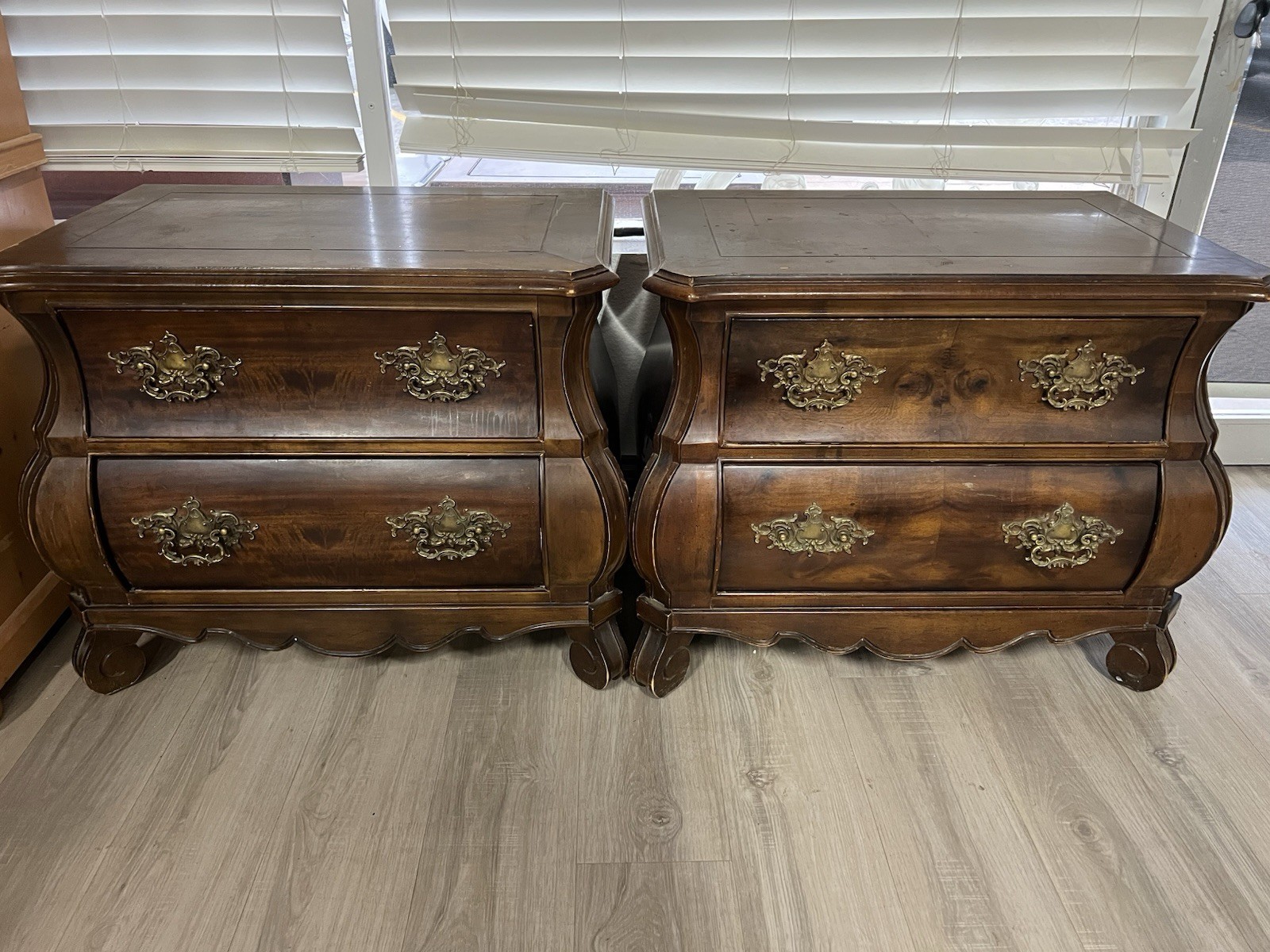 Pair Of Vintage Henredon Italian Louis XV Nightstands Burl Wood Bedside Chest