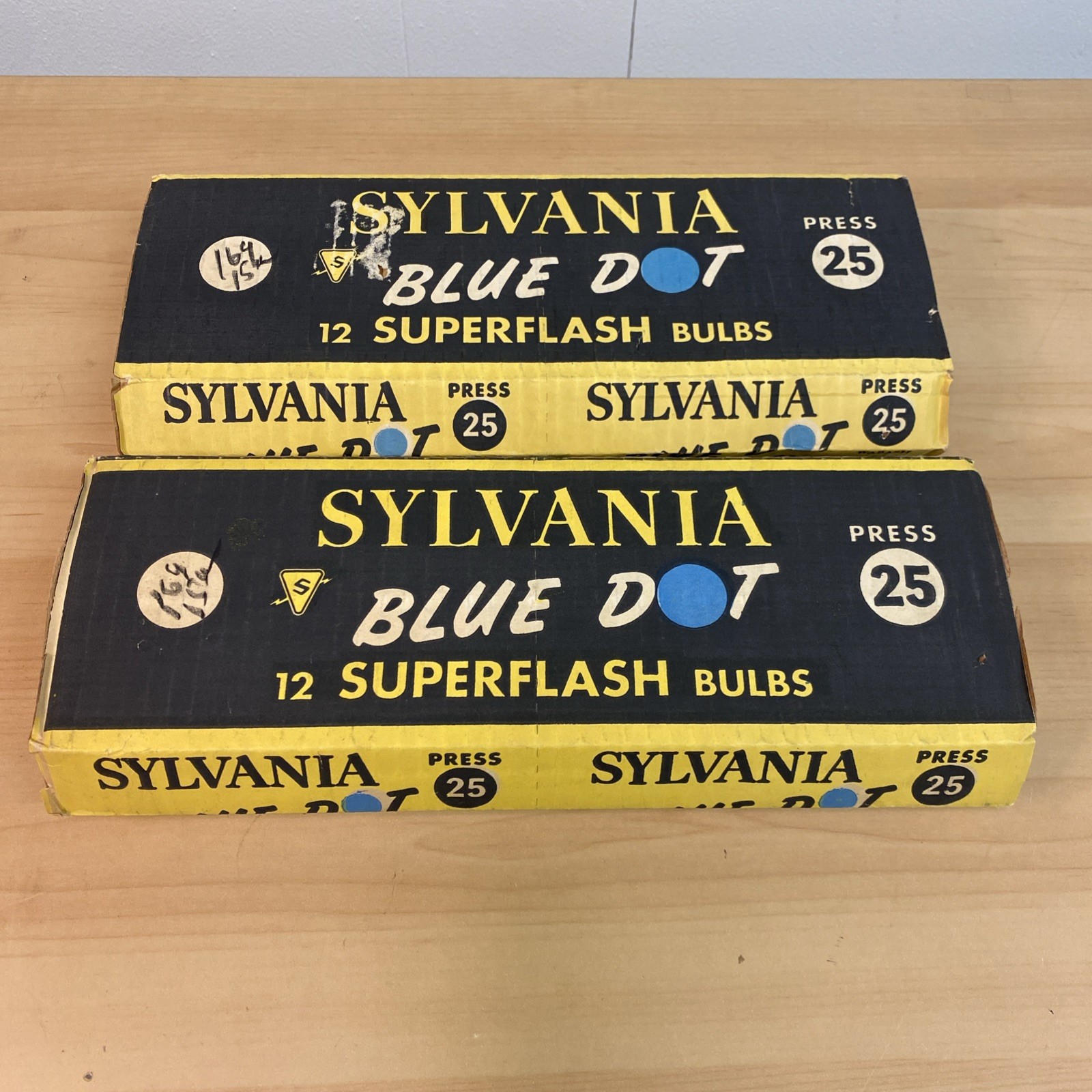 Vintage photography flash bulbs press 25 Sylvania Blue Dot Superflash sleeve 12