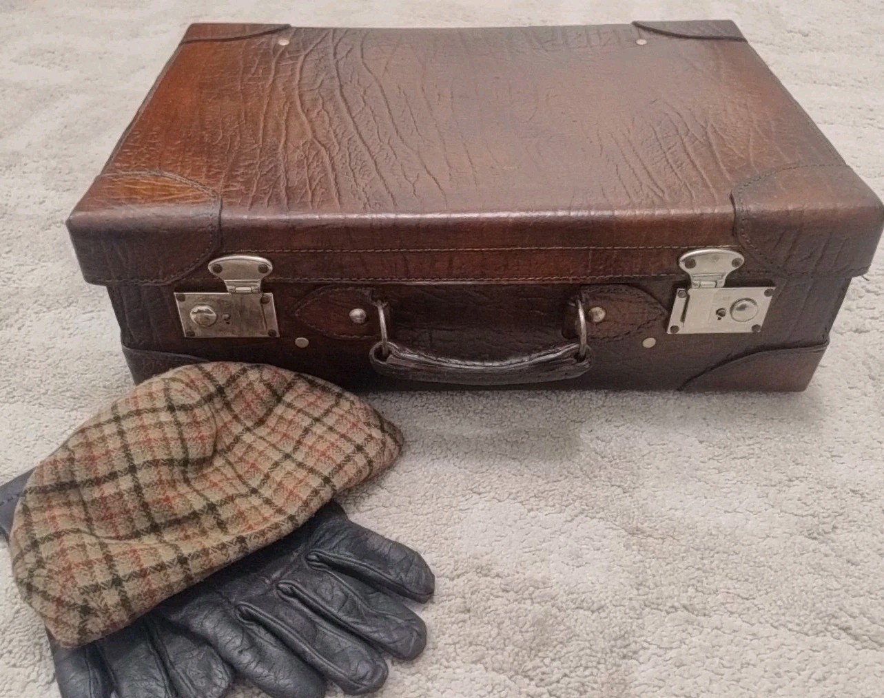 Antique LEATHER SUITCASE in excellent condition - Old original Leather Travel Case 
