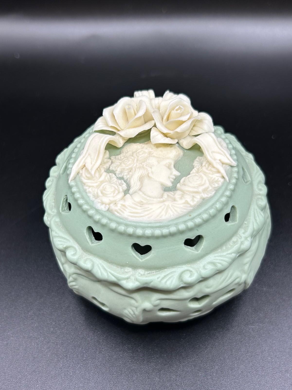 VINTAGE JASPERWARE TRINKET BOX SAGE GREEN CERAMIC BISQUE CAMEO APPLIED ROSES