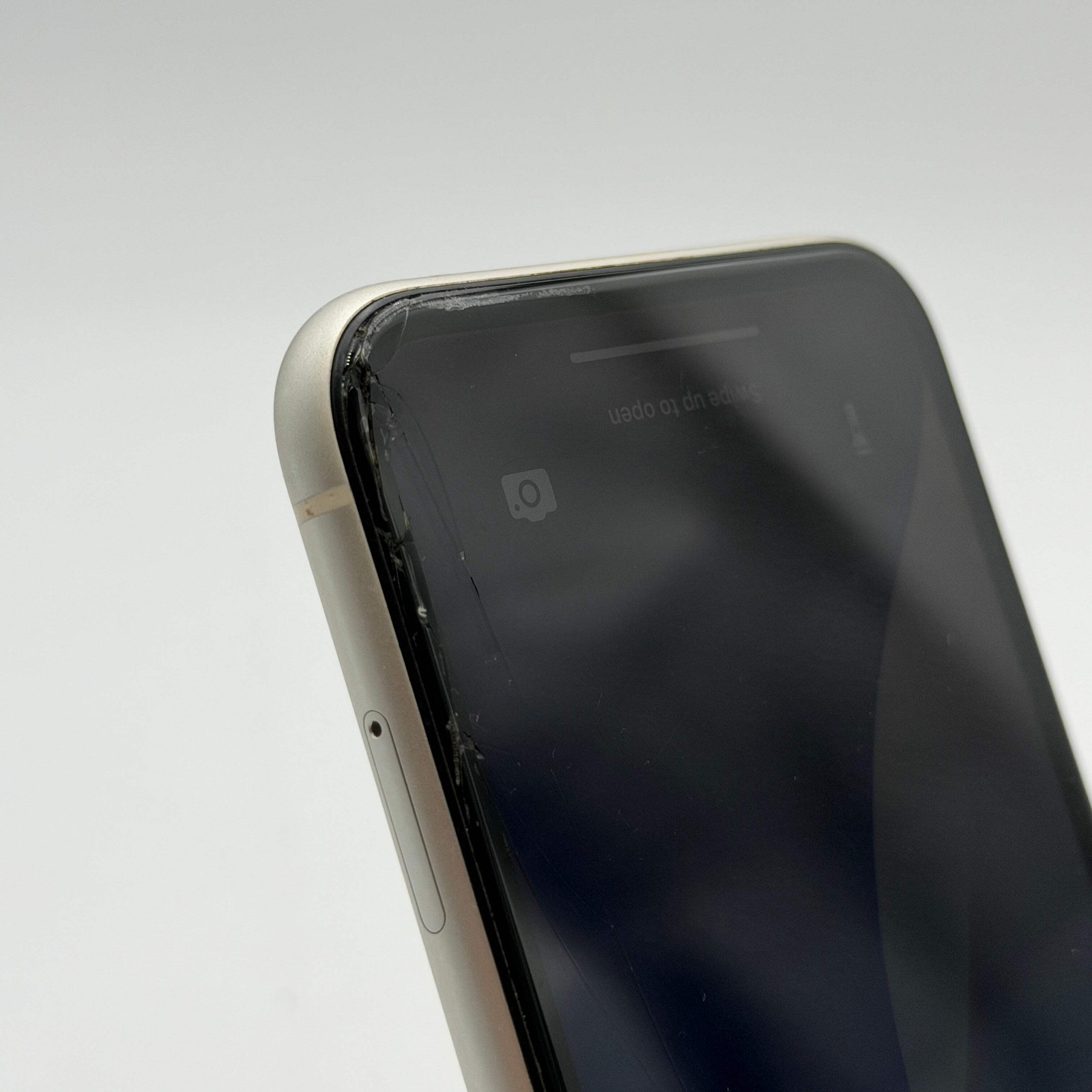 Used Apple iPhone 11 - 128GB - White - Unlocked