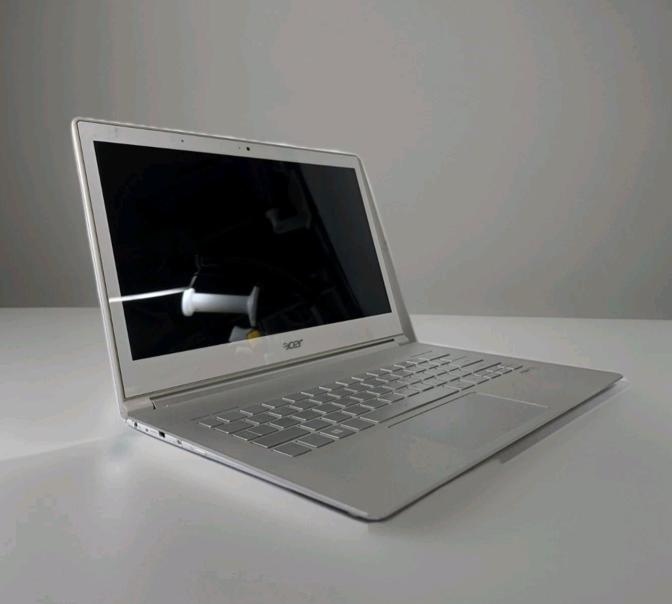 Acer Aspire S7 13.3in TOUCHSCREEN 256GB. Core i7,  4GB Ram Ultrabook, 