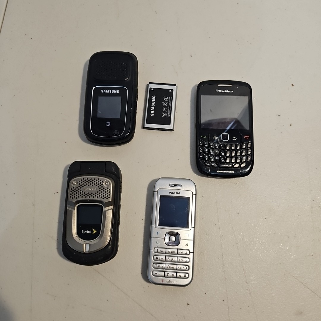 Vintage Cellphone Lot Blackberry  Samsung Nokia Sprint Kyocera For Parts Only 