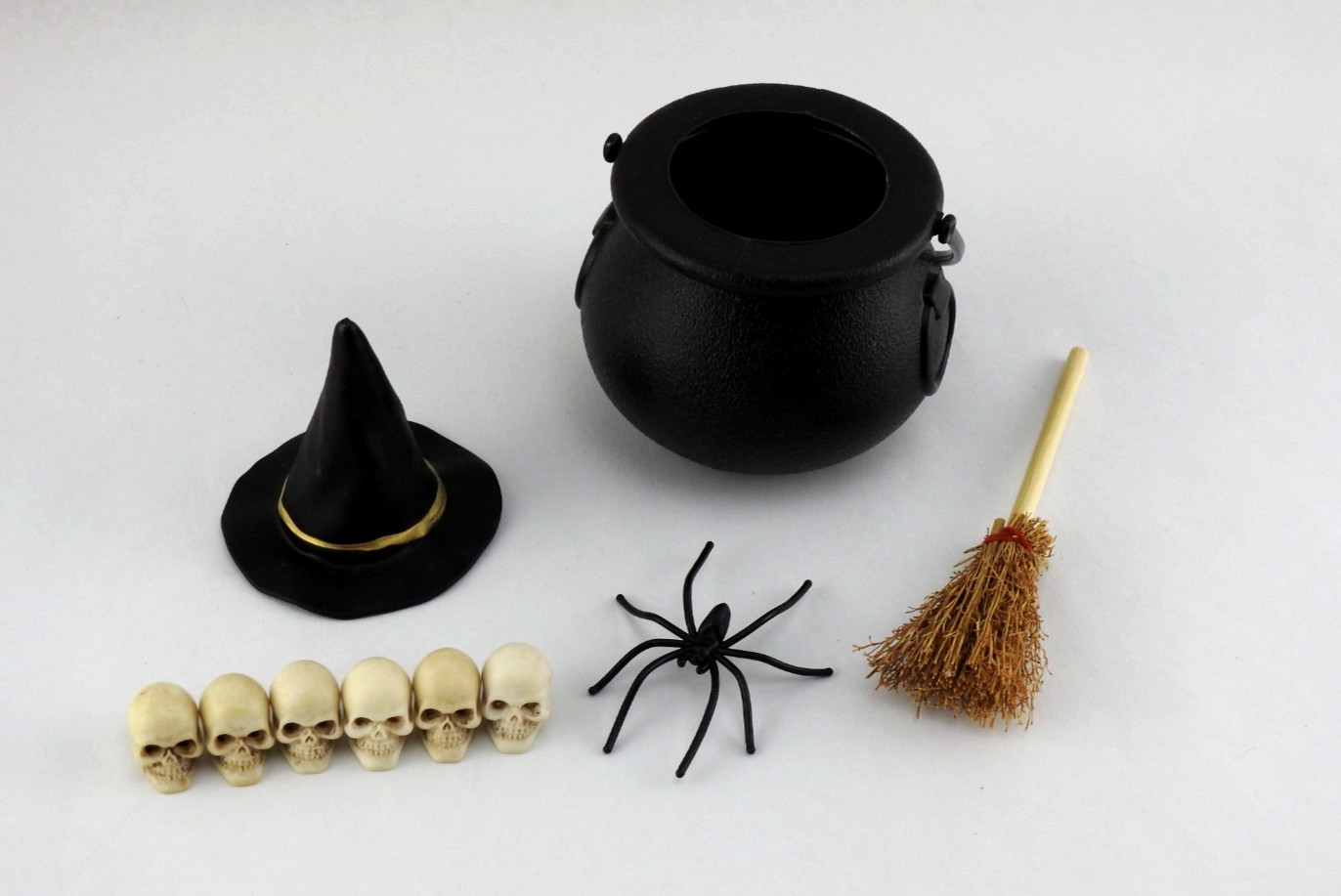 Miniature Halloween Witch Set Cauldron Hat Skulls Broom Spider Dollhouse Décor