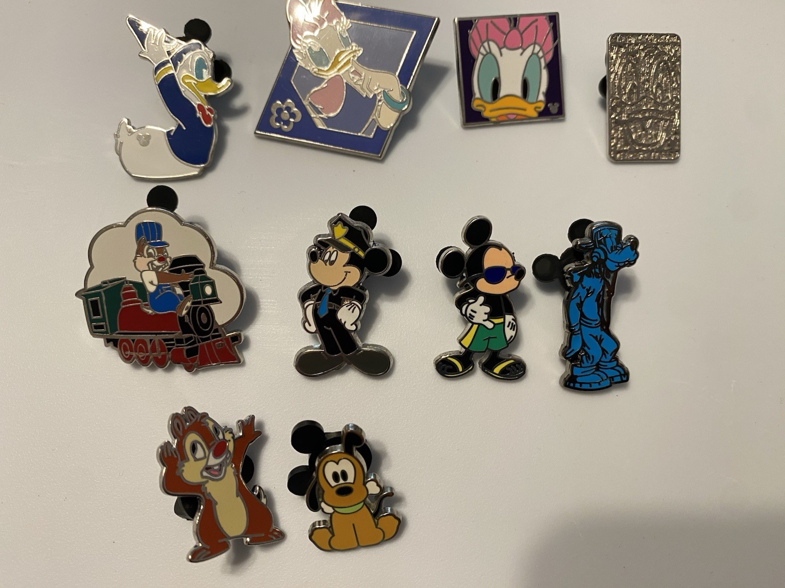 Disney Pin Trading Lot 10 classic characters - donald, Mickey, Daisy, chipmunks