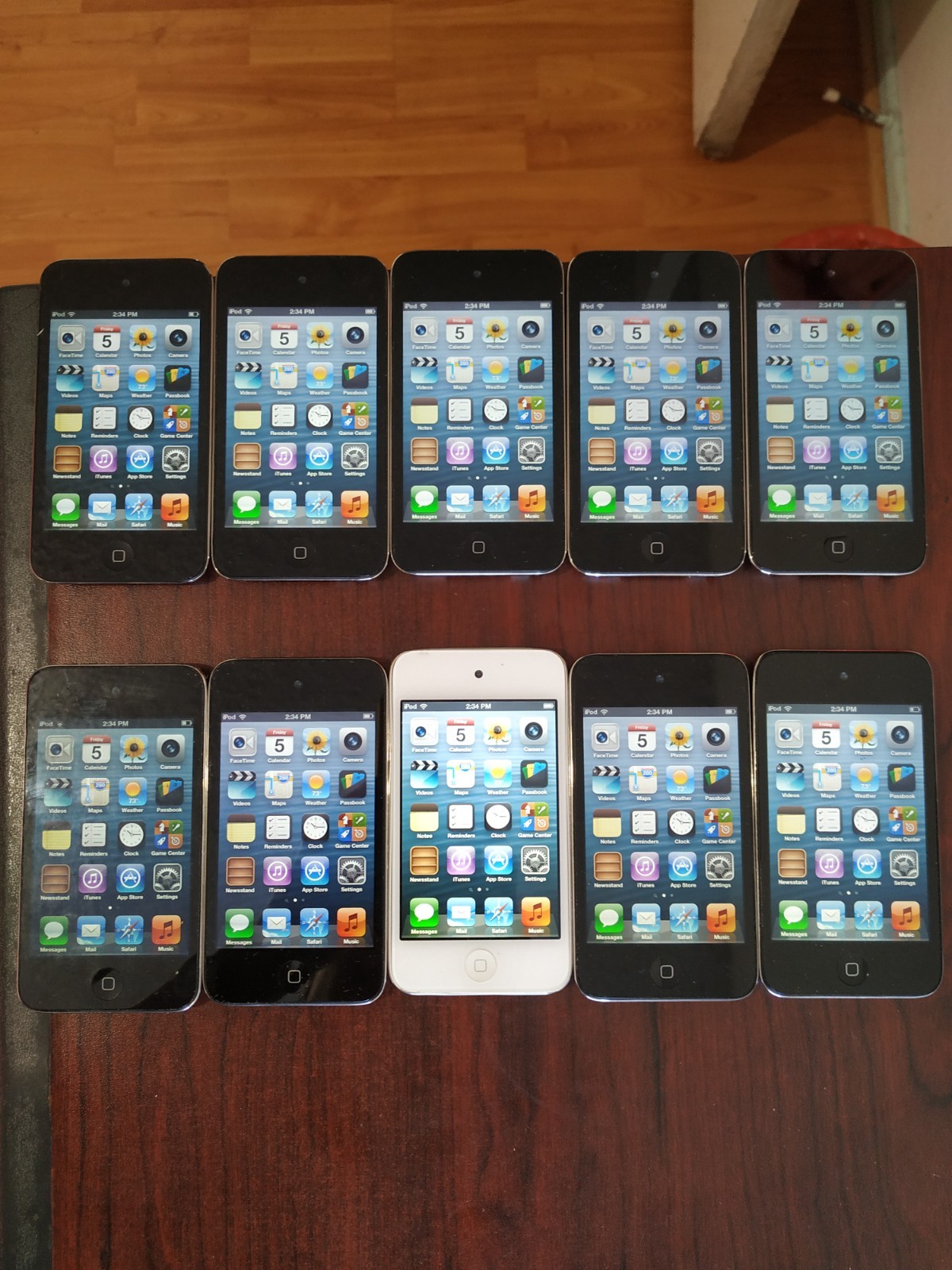 Lot of 10 Apple iPod Touch 4th Generation 32GB (7pc) / 16GB (3pc)