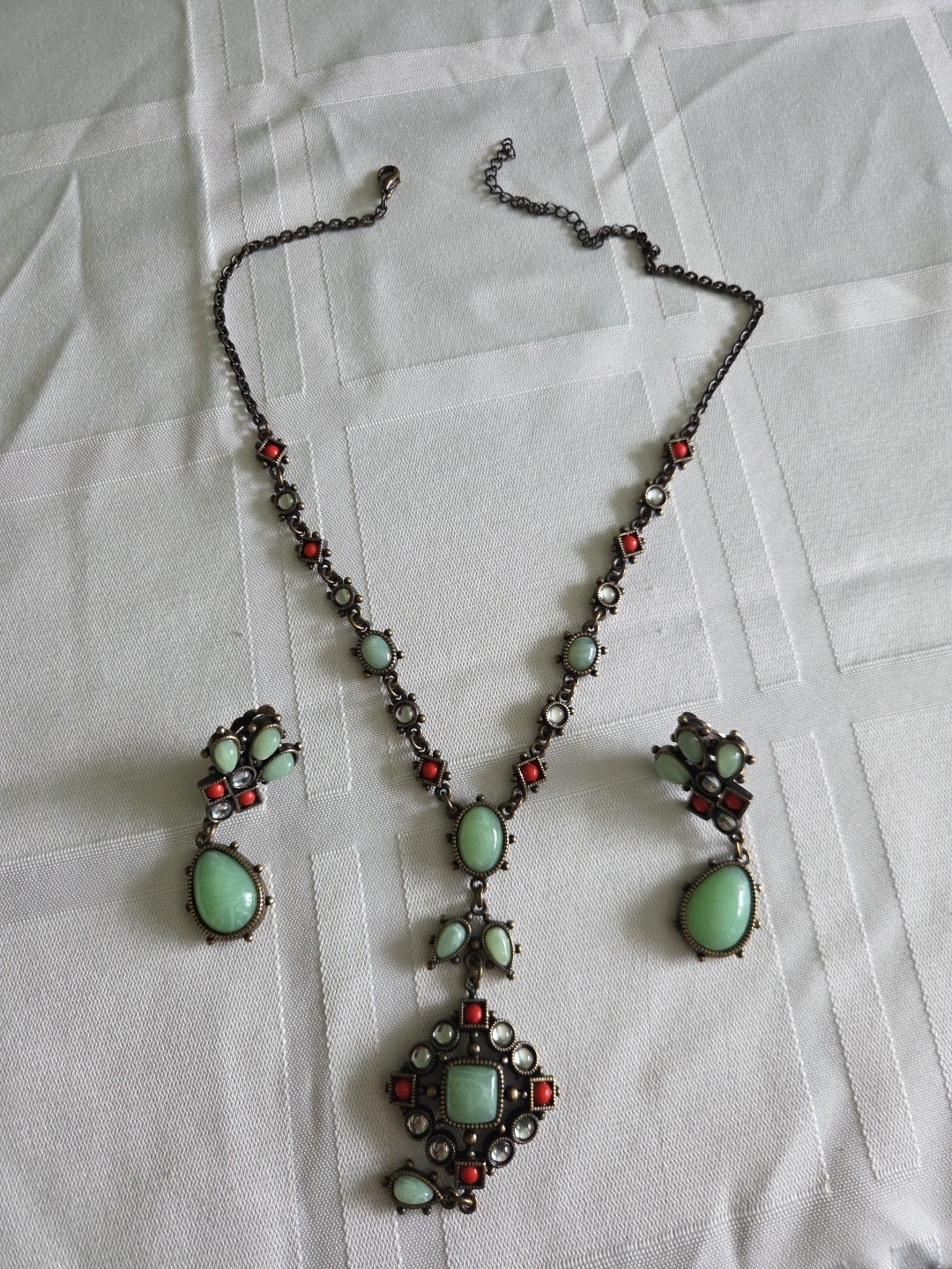 Multi stone necklace and earrings. Pale Green.
