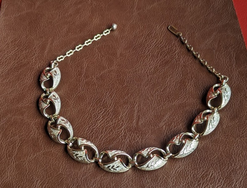 Vintage Gold Tone open Oval Textured Leaf Link Chunky Choker 16" Necklace 