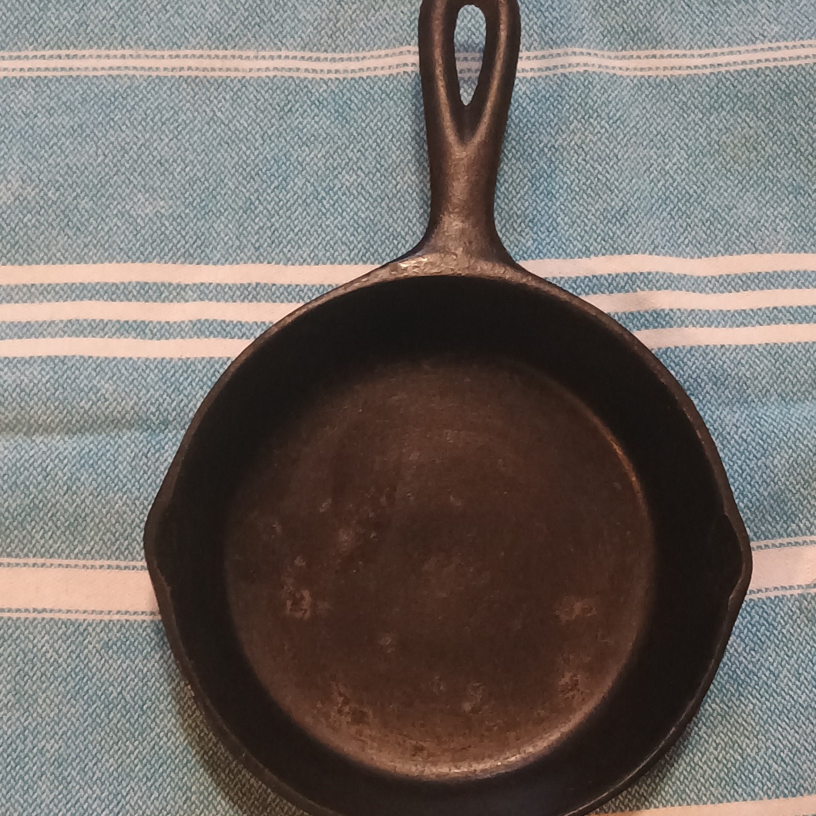 Vintage Cast Iron Skillet Size 3 Collectible Kitchen Cookware Metalware Pan