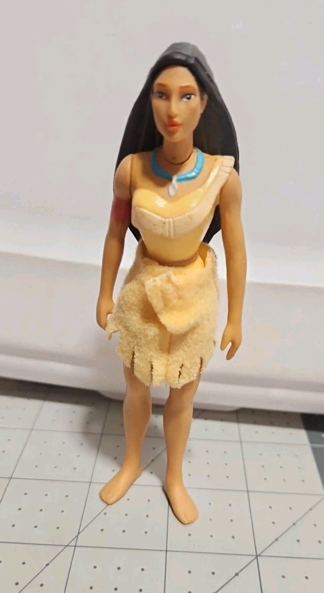 Vintage Disney Pocahontas 5” Action Figure Pocahontas 1995 With Fabric Skirt