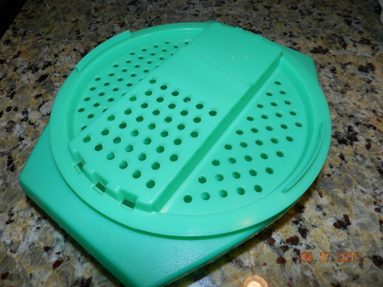 .Tupperware Vintage Green Cheese/Vegetable Grater/Slicer w/Strainer Bowl 786/787