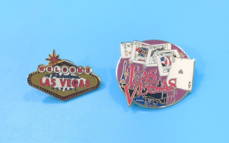 Lot of 2 Las Vegas Souvenir Lapel Pins - Welcome Sign & Poker Cards NV Travel