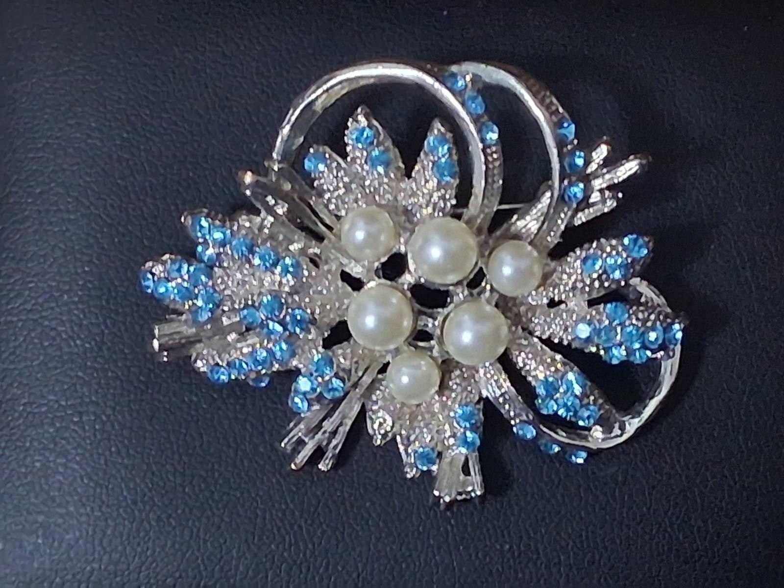 Vintage Silver Tone Blue Rhinestone Faux Pearl Cluster Spray Brooch Pin 1.75"