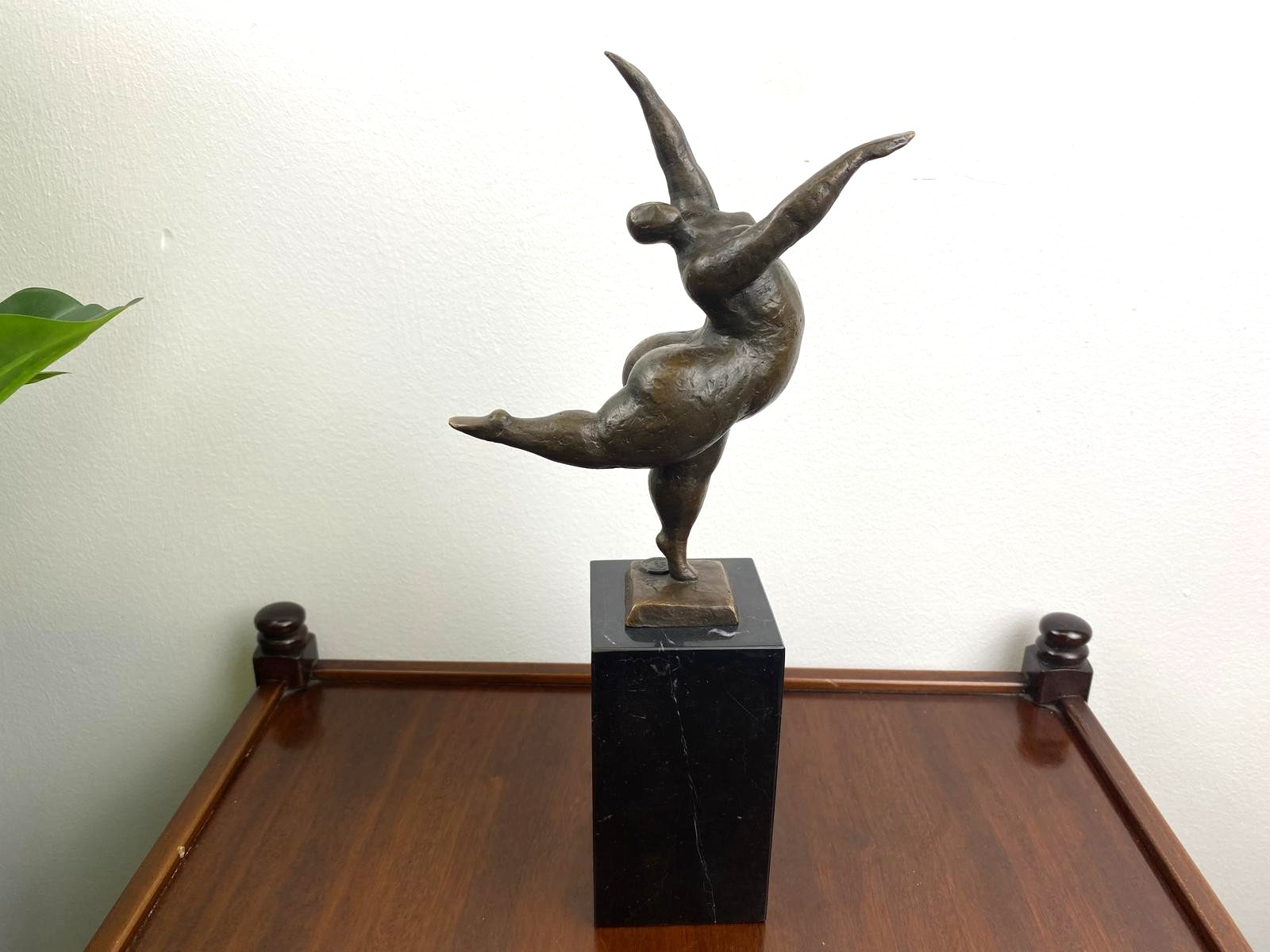 Bronze sculpture female nude modern on black marble base after Milo