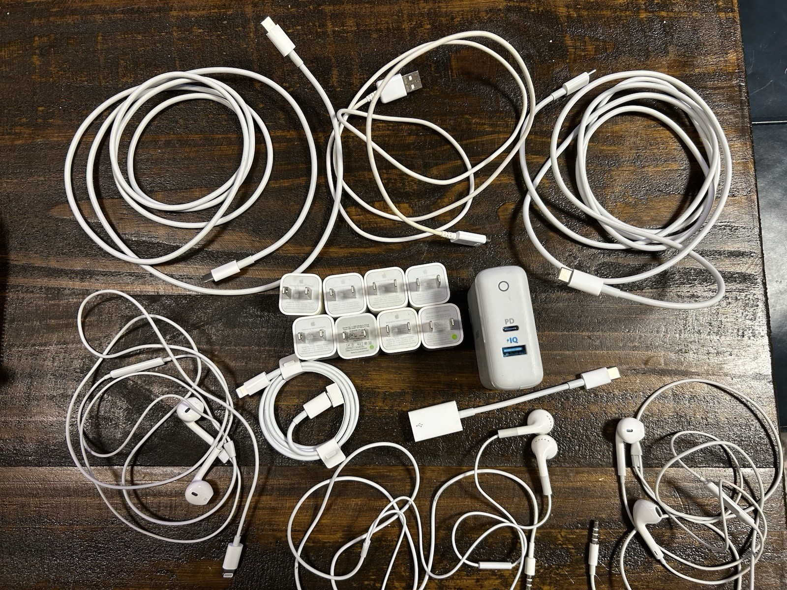 Apple Mixed Electronics Lot – Cables, Earphones, Adapters, USB Connectivity