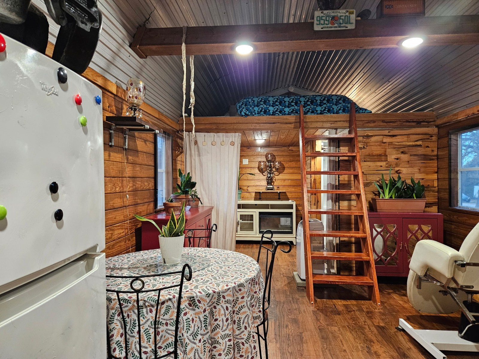 Beautiful Cabin/Tiny Home, comfortable, low maintenance, quality materials