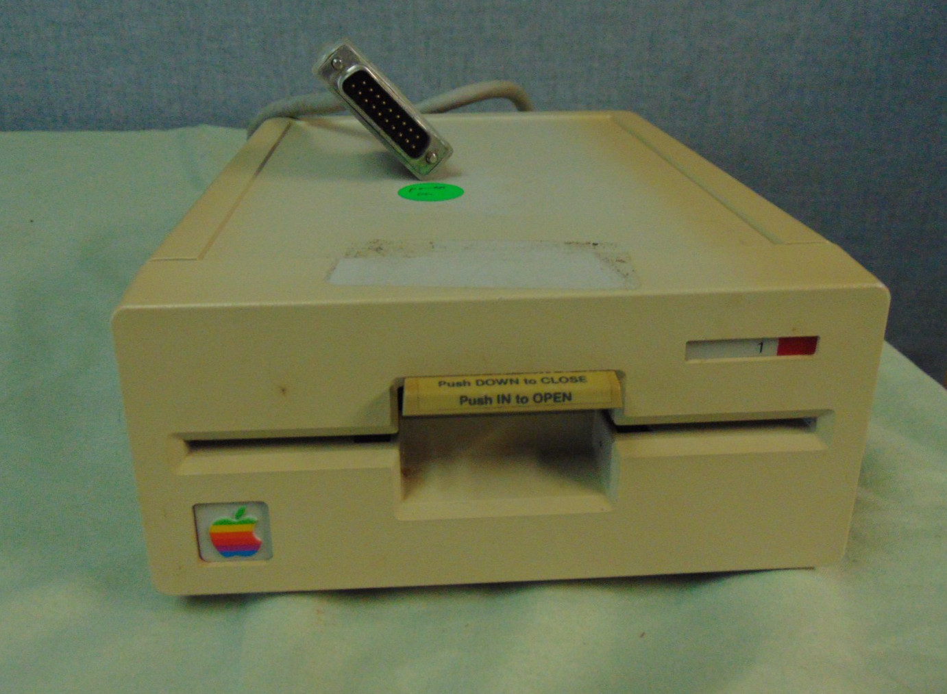 Apple II - A9M0107 external 5 1/4" disk drive - untested