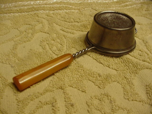 Vintage Small Mesh Tea Strainer/Sifter Kitchen Utensil BUTTERSCOTCH Bakelite EXC