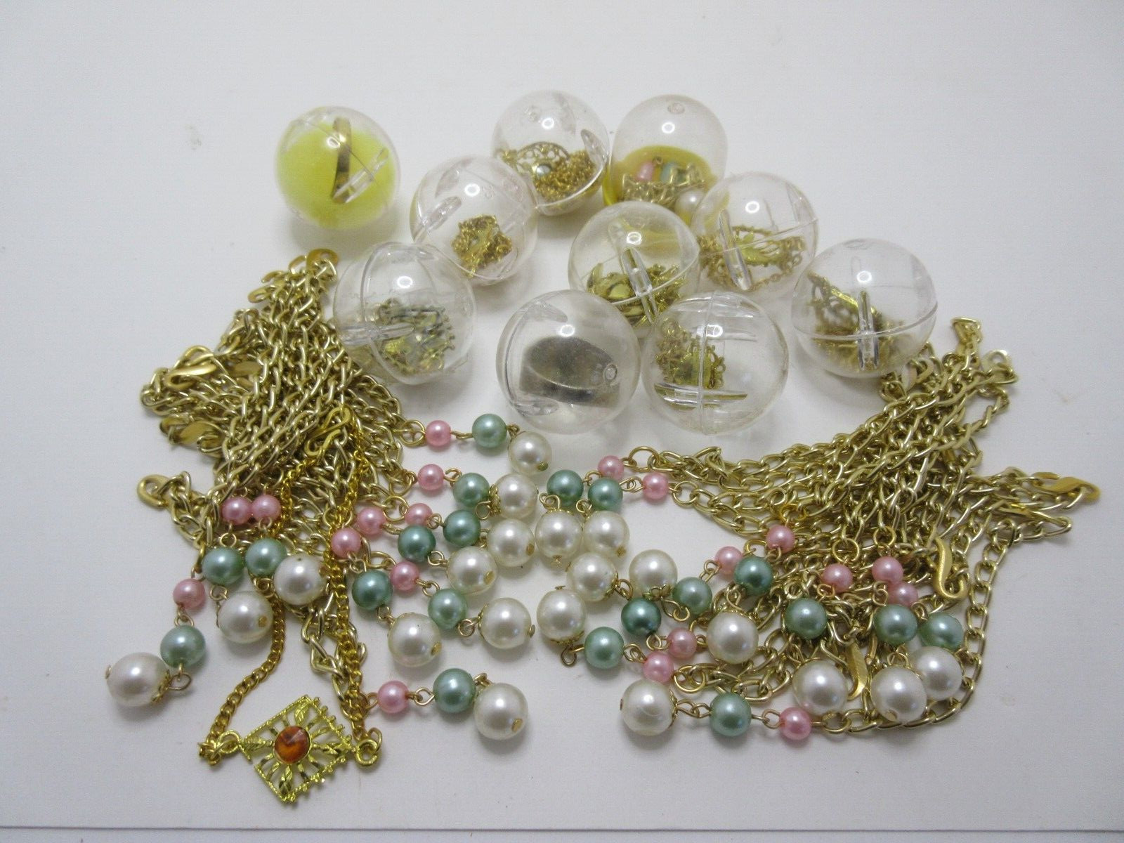 30 Old Vintage Bracelets Necklaces Pendants Vending Gumball Machine Toys