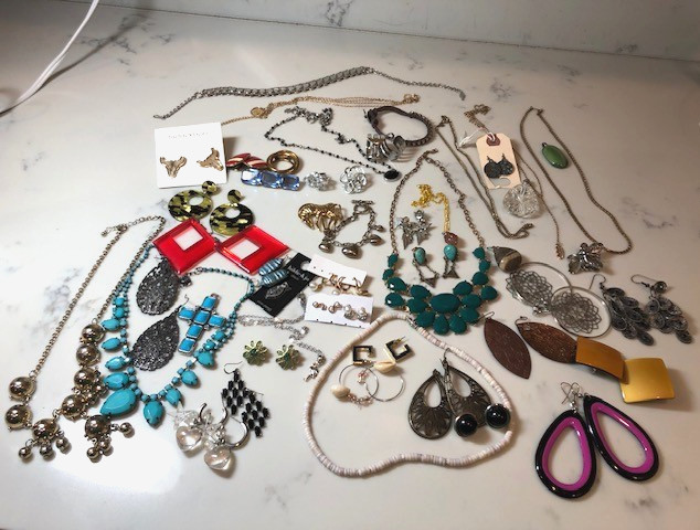 Mixed Costume some vintage Jewelry Lot 50 Brooch Pins Earrings Pendant necklace