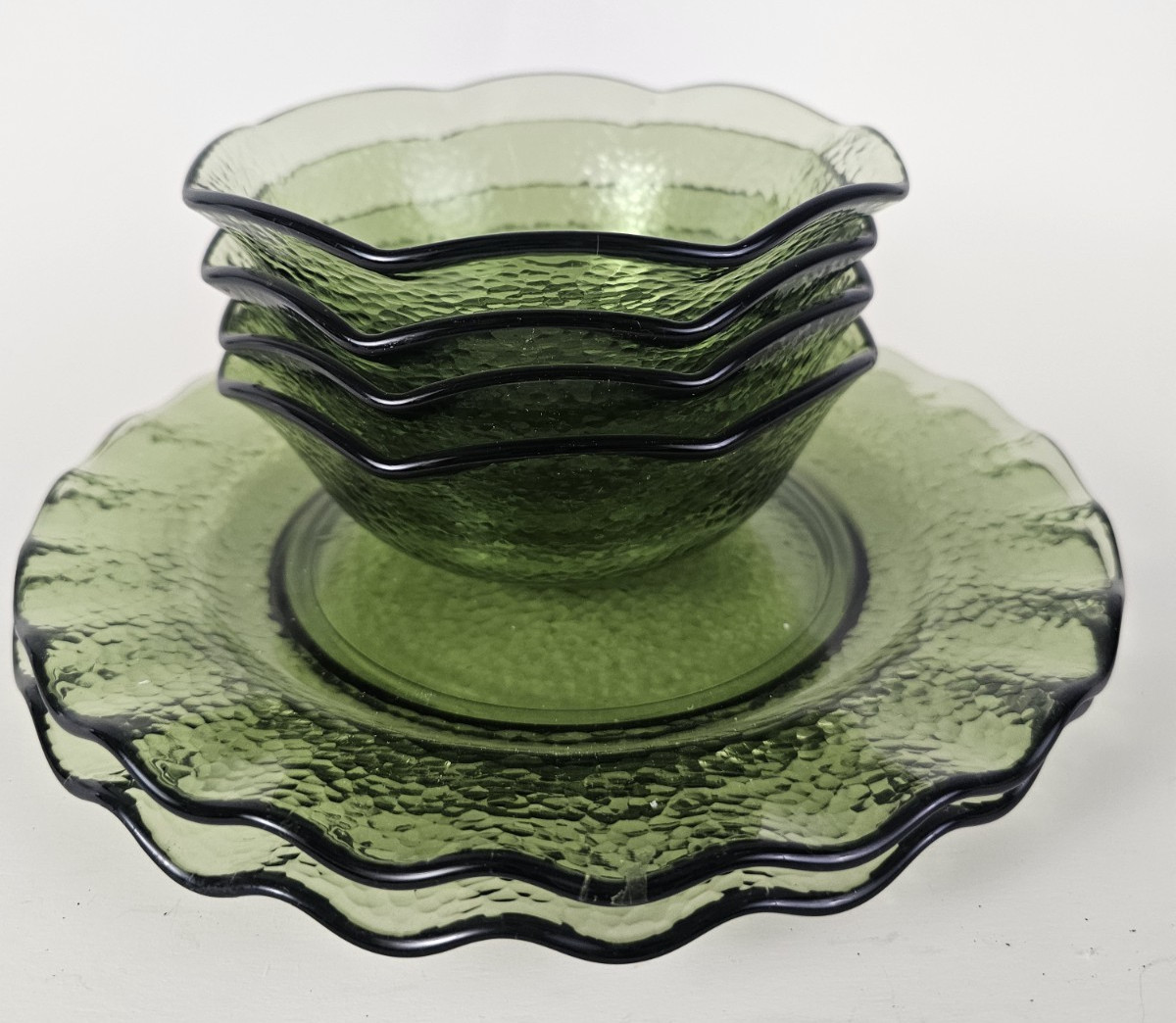 6PC Green Pebbled/Hammered Glass 2-9" Ruffle Edge Luncheon Plates 4-5.25" Bowls