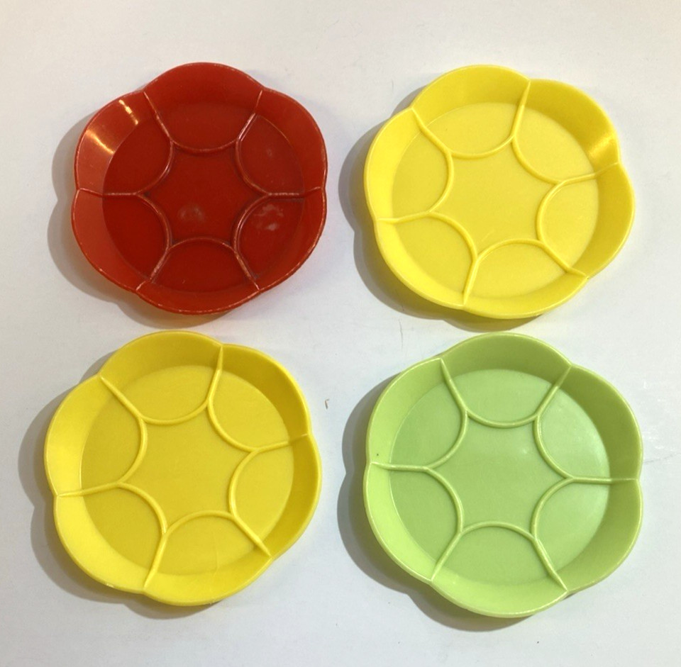 Retro Plastic Coasters Round Scalloped Edges Set of 4 Red Yellow Green Flower Pr