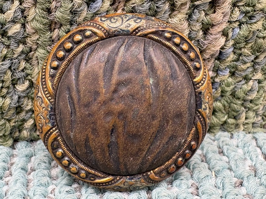 ANTIQUE GERMAN GESETZLICH GESCHUTZT LEAF BORDER BUTTON EMBOSSED CENTER