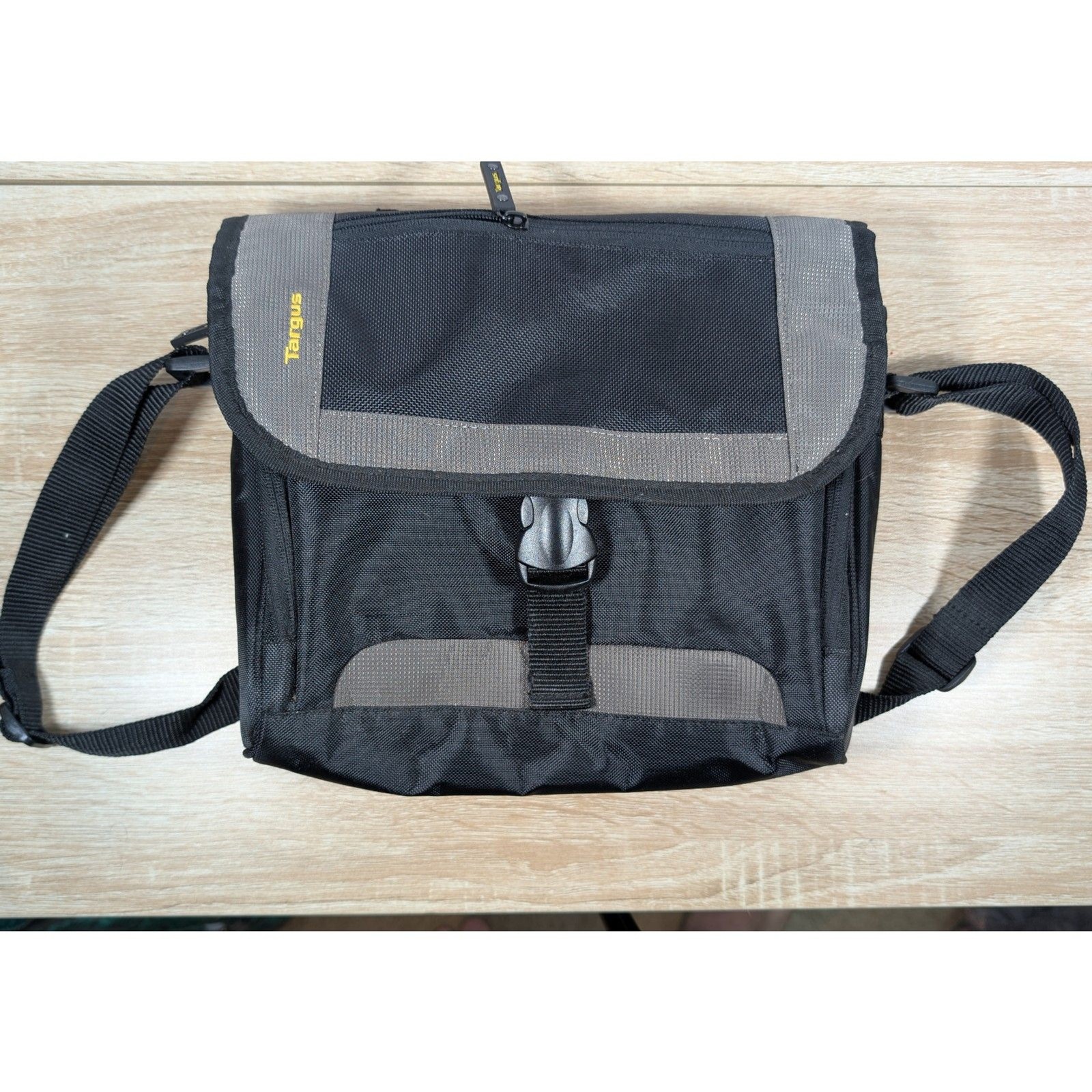 Targus Camera Shoulder Bag Black Gray Travel Crossbody Padded Case 