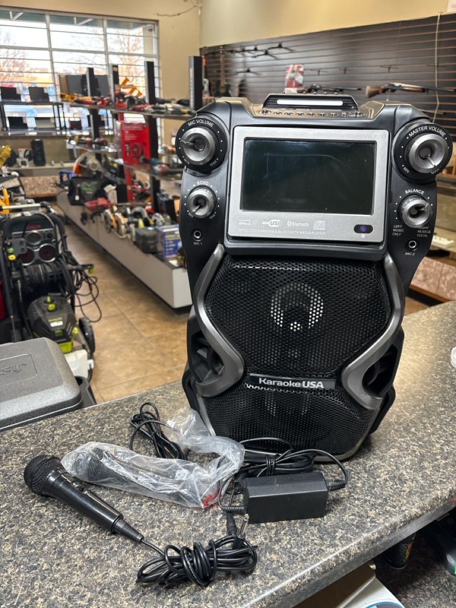 Used KARAOKE USA GF920 Karaoke Machine w/Microphone (QUI004655)